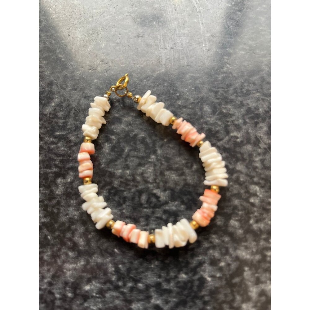 Vintage 1970's Children' Pulka Shell Bracelet Salmon Color And White Shells Gold